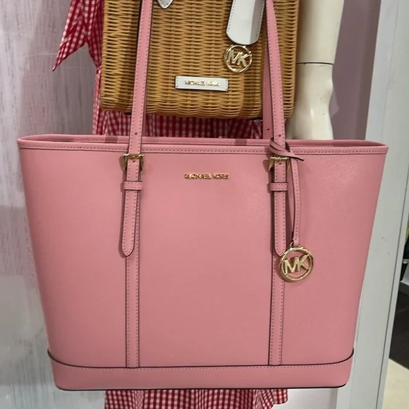 MICHAEL KORS
Jet Set Travel Lg Top Zip Shoulder Tote Saffiano Leather
Carnation - Picture 3 of 16